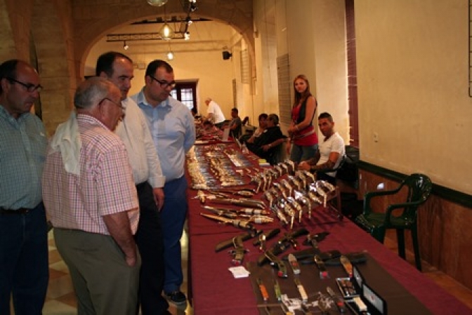 Más de 24 expositores de toda España en la II Feria de Cuchillería Artesanal celebrada en Villarrobledo