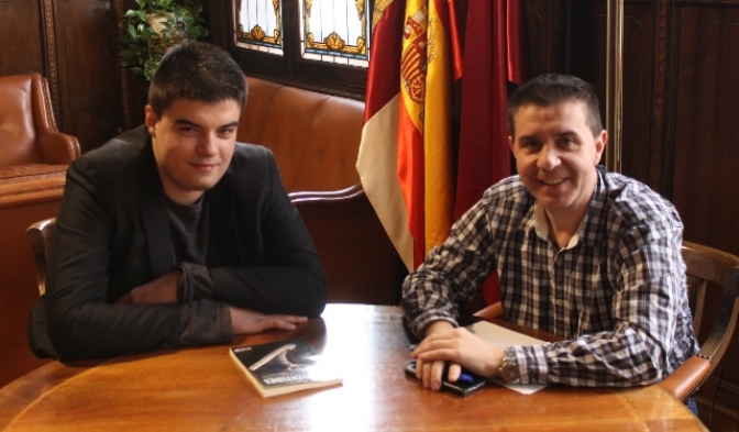 Víctor Toledo, de Albacete, busca entrar en el ‘Guiness’ como el poeta más joven del mundo