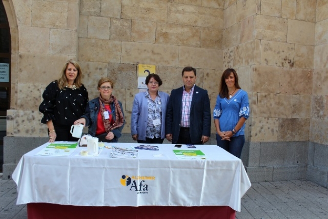 Manuel Serrano visita las mesas informativas instaladas en la ciudad con motivo del Día Mundial del Alzheimer