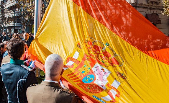 En Albacete se conmemoró el 40 aniversario de la Constitución con el izado de una gran bandera española.