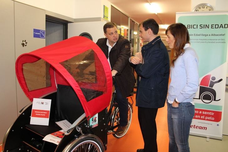 Generosidad y solidaridad de los jóvenes de Albacete en el curso de voluntariado ‘En bici sin edad’