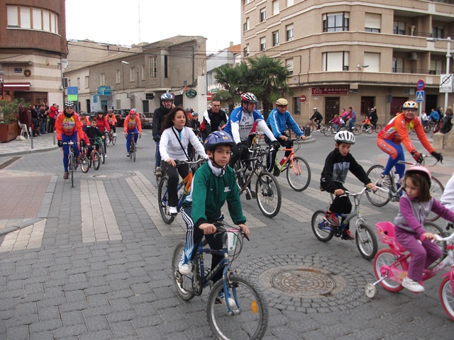 La Policía Local de La Roda comienza las campañas de seguridad en el control de bicicletas y distracciones al volante