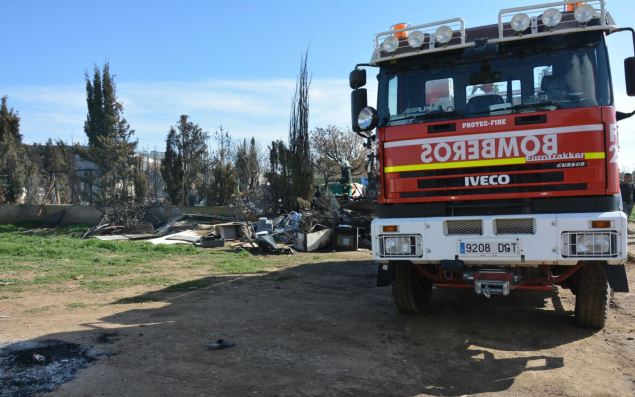 Controlado un incendio en un desguace de vehículos en La Gineta (Albacete)