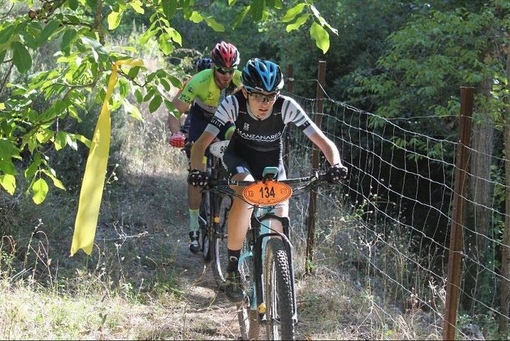 Los ciclistas del Circuito de BTT de la Diputación de Albacete vivieron una carrera intensa por la sierra, en Villaverde de Guadalimar