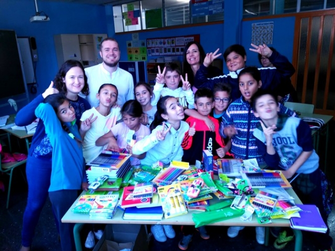 Juventudes Socialistas de Albacete entrega al Colegio ‘La Paz’ un lote de material escolar y educativo