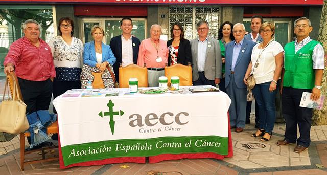 La Feria de Albacete también tiene un sitio para la solidaridad, como la cuestación de la asociación contra el cáncer