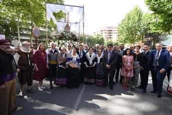 Los albaceteños acompañan a la Virgen de los Llanos desde el inicio de la Cabalgata