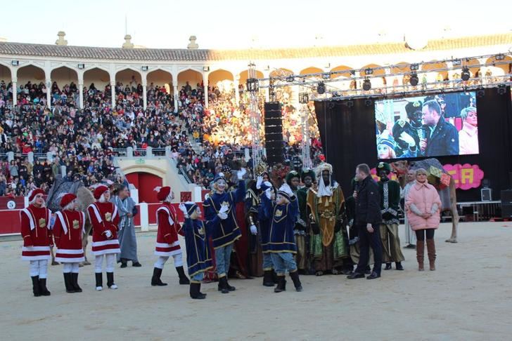 65.000 personas disfrutan de la animada y vistosa Cabalgata de Reyes en Albacete