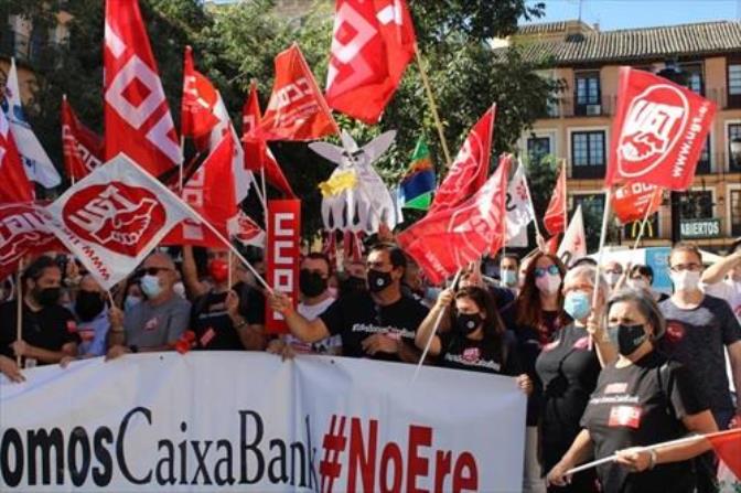 Cerca de 200 trabajadores vuelven a concentrarse en Toledo para pedir un ERE 'razonable' en Caixabank