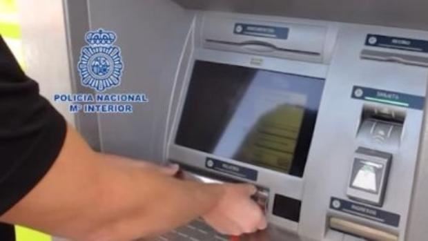 Detenido en Albacete por intentar robar a un agente fuera de servicio cuando sacaba dinero de un cajero