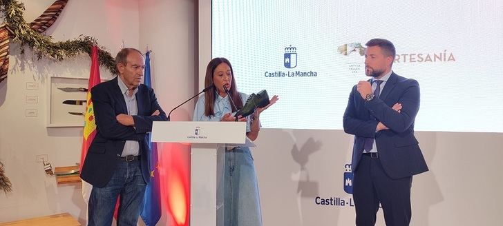 La Junta valora el peso económico del sector del calzado de Almansa y su internacionalización