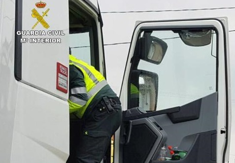 Investigan a un camionero de Albacete que circuló en dirección prohibida en la A-4, en Puerto Real (Cádiz)
