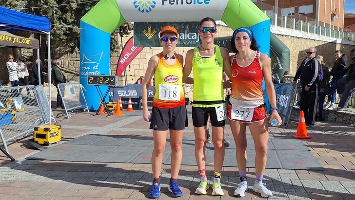 Las tres primeras de la clasificación de la Carrera Popular de Yeste.