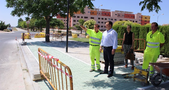 Imagen de archivo de la construcción del carril bici en la entrada por la carretera de Murcia