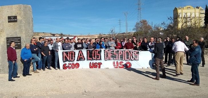 Los trabajadores de Crisnova, en Caudete (Albacete), se movilizan contra el despido de dos trabajadores