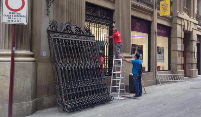 Las rejas de la calle ‘Ancha’ que fueron retiradas hace unos meses vuelven a su lugar