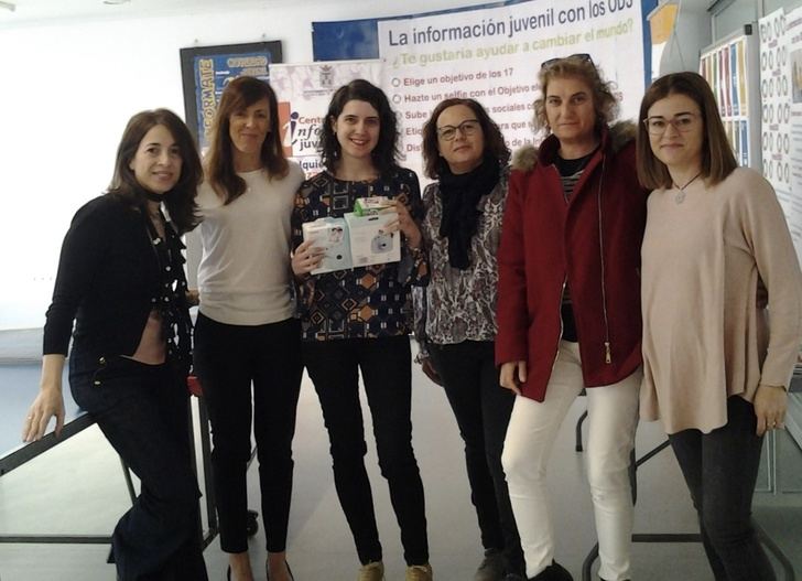 El Centro Joven del Ayuntamiento de Albacete entrega un premio a la ganadora de su campaña de promoción a base de selfies