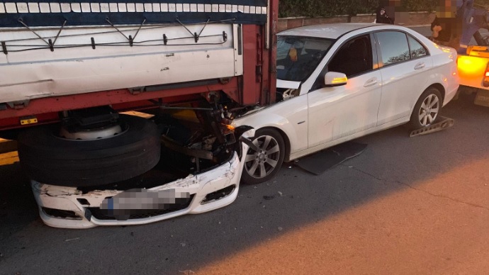 Un conductor que dio positivo estrella su coche contra un camión estacionado, en Albacete