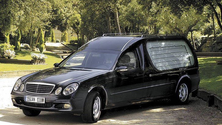 Imagen de archivo de un coche fúnebre-
