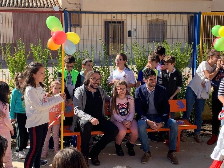 El Colegio de la pedanía de Santa Ana (Albacete) instala un ‘Banco de la Amistad’, para combatir la soledad escolar