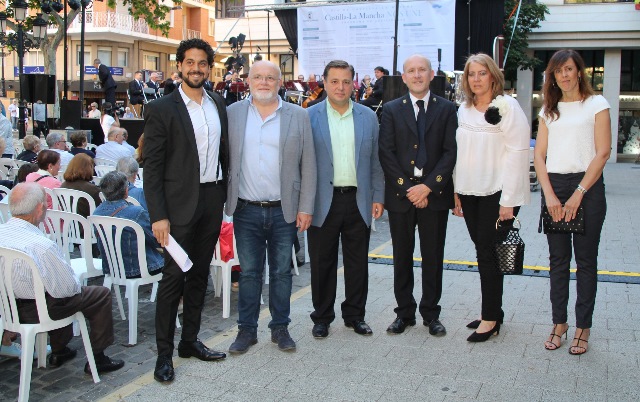 Concierto de la Banda Sinfónica de Albacete en la Plaza de la Catedral para abrir los actos del día de Castilla-La Mancha