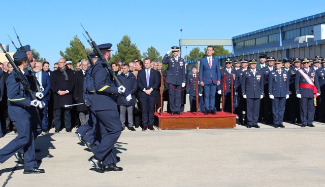 Entrega de condecoraciones en la Base Aérea de Los Llanos de Albacete, con presencia municipal