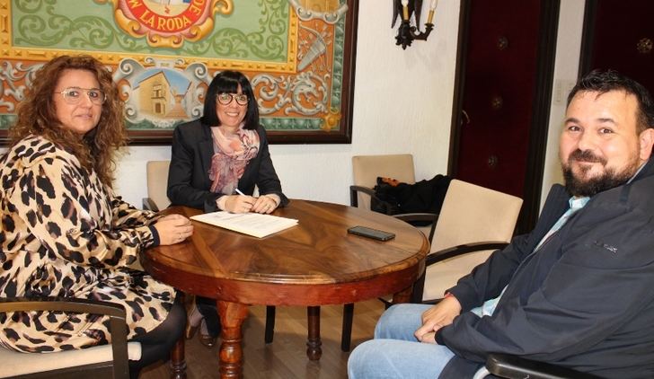 El Ayuntamiento de La Roda ratifica el convenio de colaboración con las mujeres empresarias de la localidad