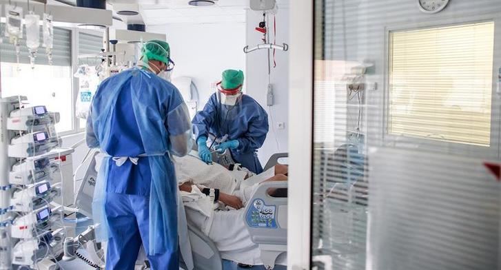 Bajan levemente los casos y los hospitalizados por coronavirus en Castilla-La Mancha