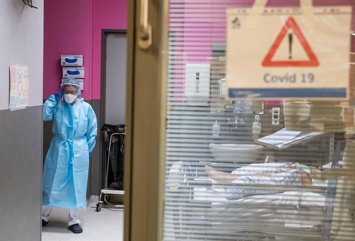 Los fallecidos diarios por coronavirus en España caen hasta 683, pero ya se superan los 15.200 muertos