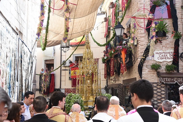 Miles de personas llenan Toledo atraídas por el esplendor del Corpus Christi