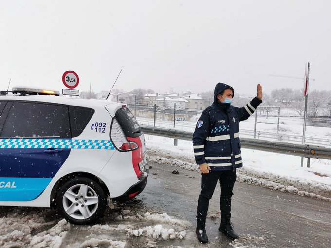 La Policía Local de Albacete abre el acceso a la ciudad por la carretera de Ayora tras la limpieza del hielo