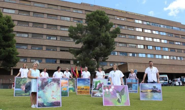 El Hospital de Albacete instala 25 cuadros de gran formato en las habitaciones de Oncología y Hematología