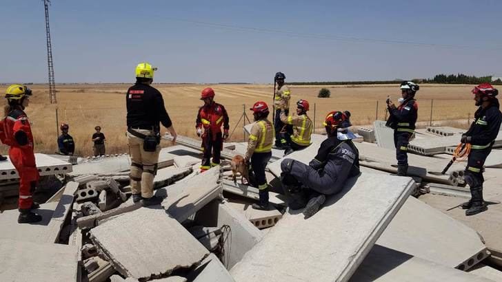 Bomberos de toda España participan en un curso de rescate en estructuras colapsadas, en el Parque del SEPEI de La Roda (Albacete)