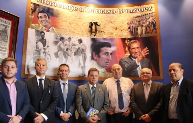 El recuerdo a Dámaso González, en el centro  de la apertura de la exposición del Centenario de la Plaza de Toros de Albacete