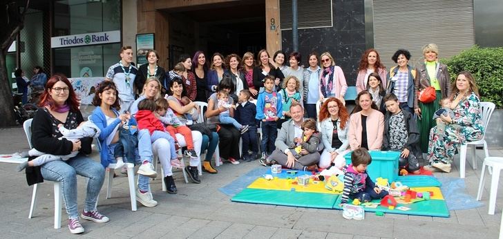 ‘Dame Teta’ hace visible en la plaza del Altozano de Albacete su trabajo de apoyo a la lactancia materna
