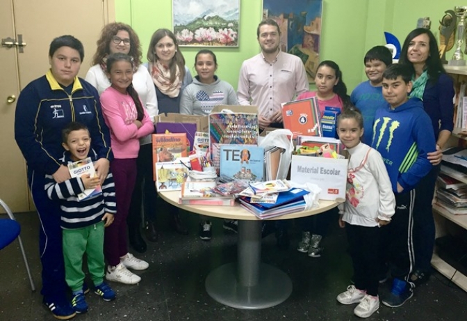 Juventudes Socialistas de Albacete entrega al colegio ‘La Paz’ material escolar y educativo por valor de más de 1.000 euros