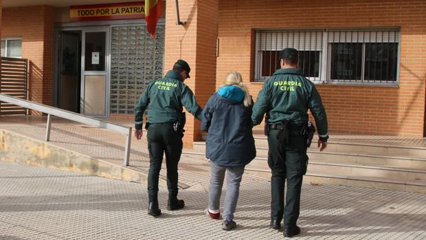 La Guardia Civil de Albacete detiene a una mujer que agredió a su compañera de piso en L`Alcudia para robarle 4.500 euros y un coche