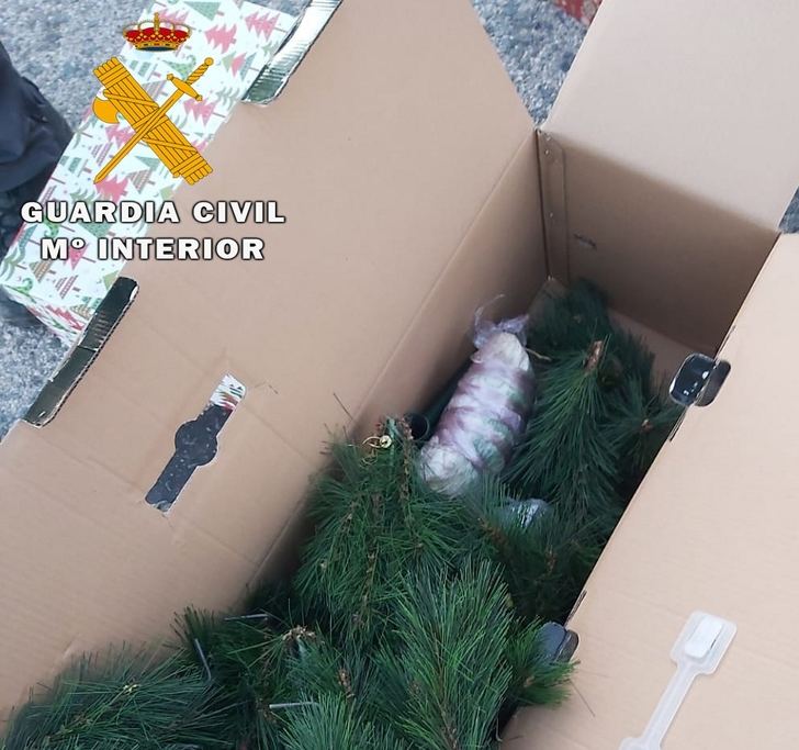 Detenidos en Hellín tras ser descubiertos con 800 gramos de speed que ocultaban en una caja de adornos navideños