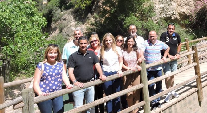 González Ramos y Elena de la Cruz (PSOE) hablan en Elche de la Sierra de la importancia de los derechos del agua