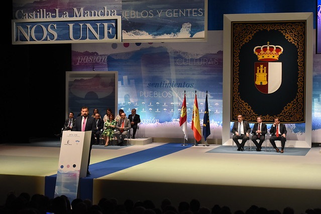 Page entregó la Medalla de Oro de la región a Juan Ramón Amores y a Manolo García, en el auditorio de Albacete