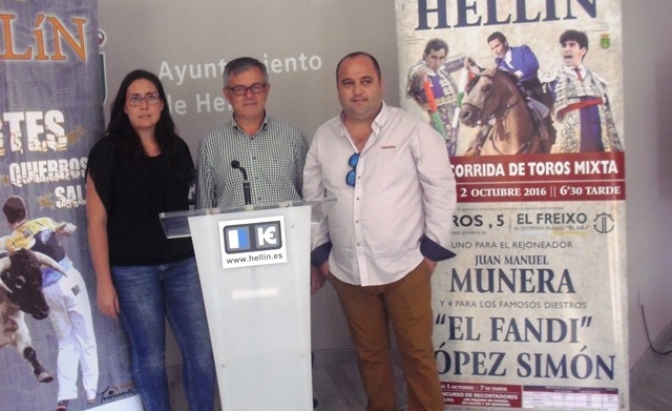 El Fandi, López Simón y el rejoneador Juan Manuel Munera, en la corrida de la Feria de Hellín