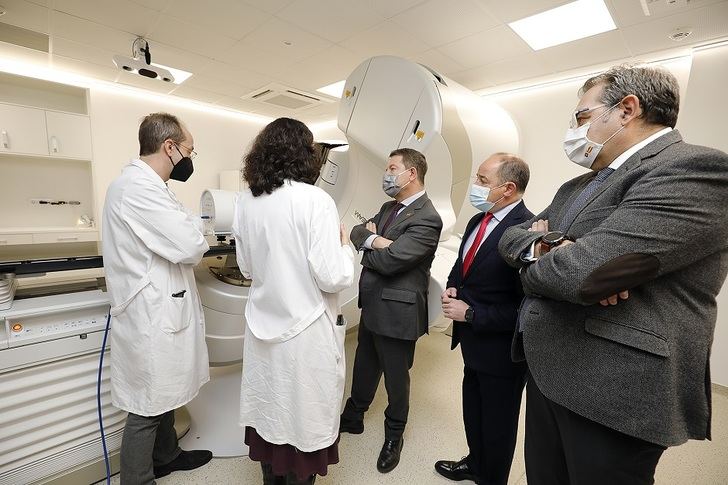El alcalde acompaña al presidente Page en su visita a las instalaciones del Hospital Universitario de Albacete