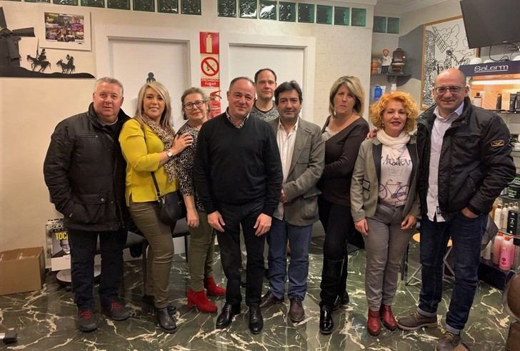 Emilio Sáez (PSOE) se reúne con los profesionales de la peluquería de Albacete