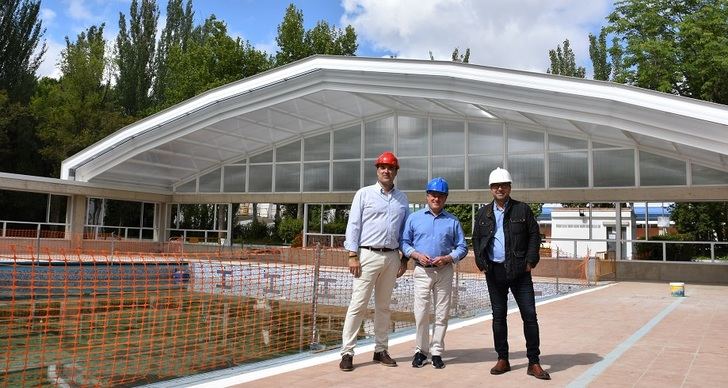Sáez anuncia la pronta conclusión de las obras de sustitución del 'globo' de la piscina del Carlos Belmonte de Albacete