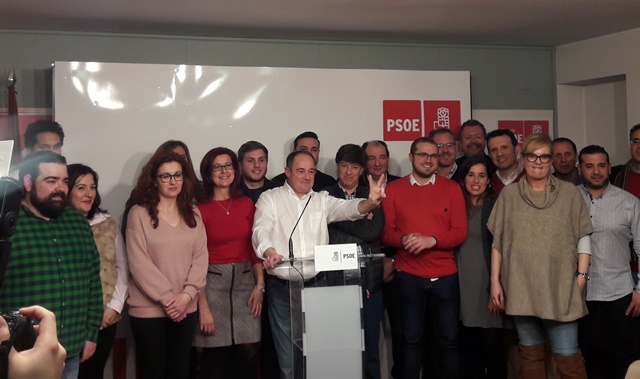 Emilio Sáez acompañado por alguno de los hombres y mujeres que estarán en la nueva ejecutiva del PSOE de Albacete