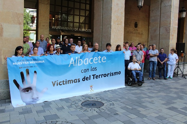 El alcalde de Albacete afirma que la unidad de la sociedad española ha conseguido la disolución de ETA