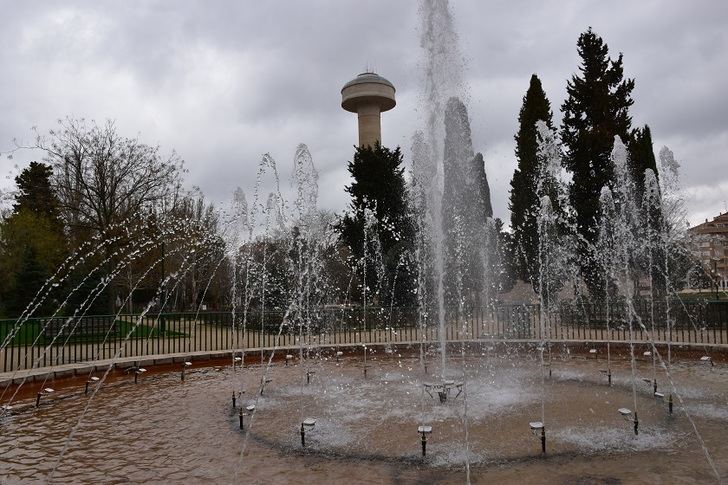 El antiguo estanque de los patos del parque de la Fiesta del Árbol (Albacete) es ahora una fuente ornamental