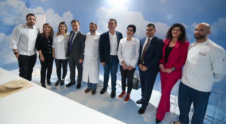 El alcalde de Albacete se reúne con hosteleros en Fitur para potenciar el turismo y la gastronomía