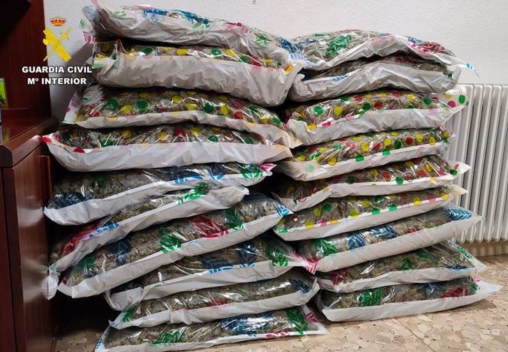 Efectivos de la Guardia Civil de Albacete intervienen 49 kilos de marihuana en dos macutos y una maleta dentro de un vehículo en la A-43 en Valdepeñas