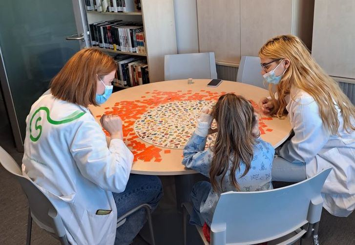 Pacientes de la planta de Pediatría disfrutan de la Escuela de Verano del Hospital de Albacete